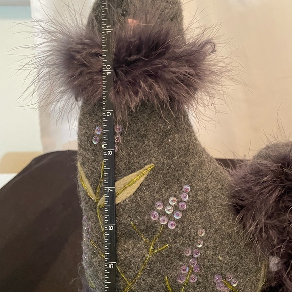 Felt Cat Decor with Fluffy Tail & Embroidered Flowers Weighted Base NWT - Picture 6 of 9